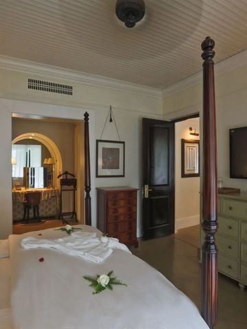 Luxuriöses Gästezimmer mit Himmelbett und subtiler Beleuchtung