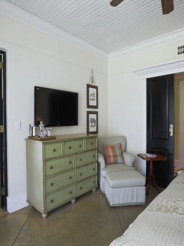 Komfortables Zimmer mit Sitzbereich im eleganten Stil
