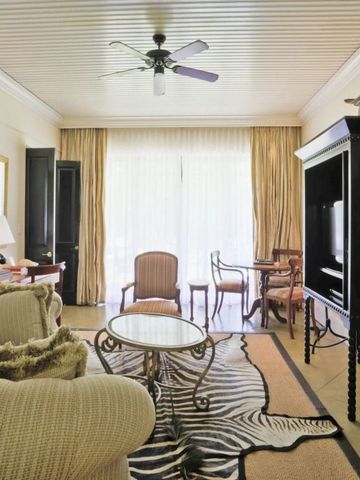 Elegantes Wohnzimmer in heller Suite mit stilvollem Dekor und Zebra-Teppich