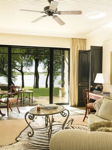 Luxuriöse Suite mit offener Terrasse und Blick ins Freie