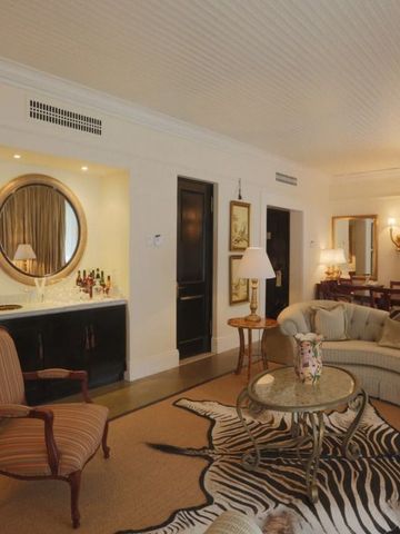 Geräumiges Wohnzimmer mit eleganter Einrichtung und Zebra-Teppich