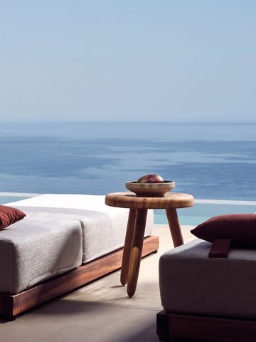 Sonnenliegen mit Meerblick und modernem Design