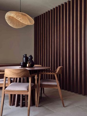 Moderner Essbereich mit Holztisch und Stühlen im eleganten Design