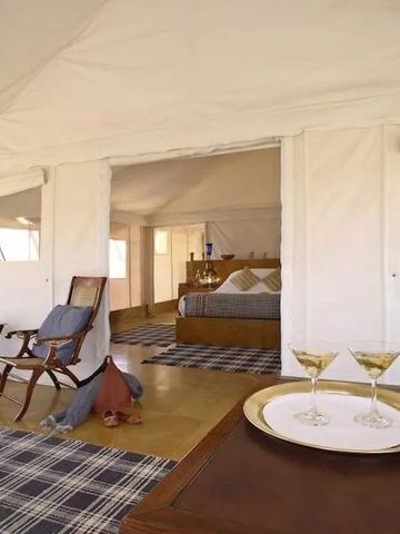 Geräumiges Zelt mit Sitzbereich und luxuriöser Ausstattung im SUJÁN The Serai Jaisalmer