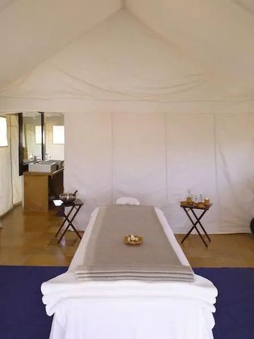 Behandlungsraum im luxuriösen Zelthotel mit Massagetisch