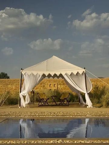 Luxuriöser Pavillon mit Pool und Wüstenhintergrund