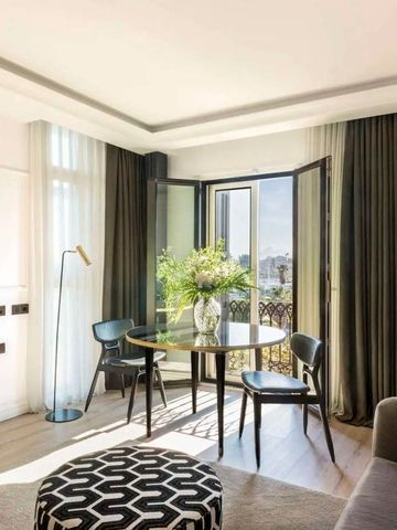 Lichtdurchflutetes Wohnzimmer mit offenem Balkon im Hotel Serras Barcelona