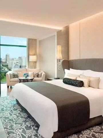 Luxuriöses Hotelzimmer mit großem Bett und Stadtblick