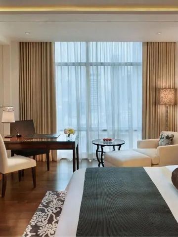 Gemütliches Zimmer mit Sitzecke und Schreibtisch