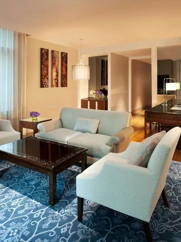 Geräumiger Wohnbereich mit eleganten Sofas und modernem Dekor.