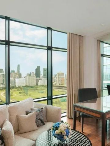 Luxuriöses Wohnzimmer einer Suite mit Panoramablick auf die Skyline von Bangkok