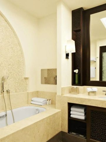 Klassisch ausgestattetes Badezimmer mit Mosaikfliesen im The St. Regis Doha