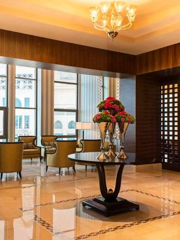 Elegante Lobby mit stilvoller Dekoration und luxuriösem Mobiliar im The St. Regis Doha