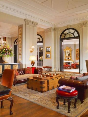 Elegant eingerichtete Lobby mit Ledermöbeln und kunstvoller Dekoration.