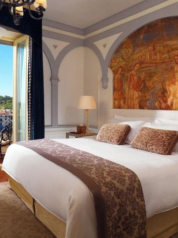 Geräumiges Zimmer mit Fresko an der Wand und Balkon mit Flussblick.