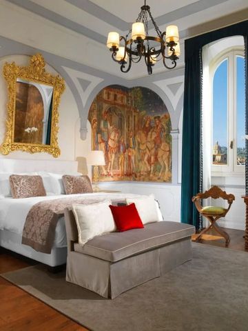 Luxussuite mit Fresken und großem Spiegel