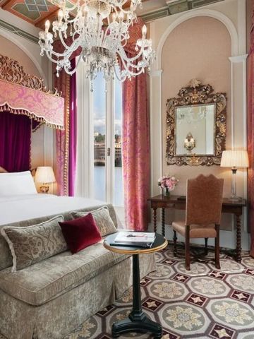 Schlafzimmer mit Kristallleuchter und Flussblick