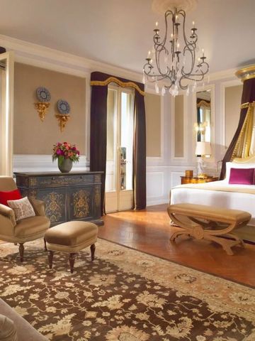 Geräumige Suite mit Blick über Florenz und eleganter Einrichtung