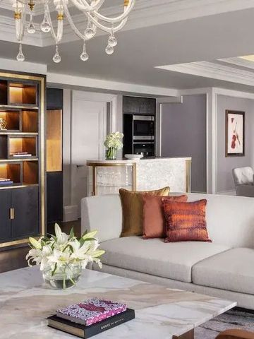 Geräumiges Wohnzimmer einer Suite mit luxuriöser Einrichtung und stilvollem Dekor