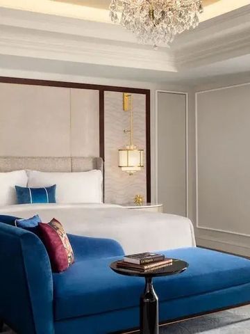 Elegantes Schlafzimmer mit komfortablem Bett und stilvollem Sofa
