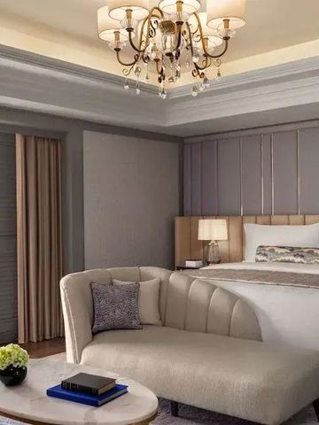 Schlafzimmer einer Suite mit luxuriöser Einrichtung und angenehmem Licht