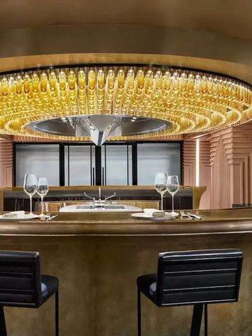Luxuriöse Bar mit glänzender Flascheninstallation und stilvoller Beleuchtung