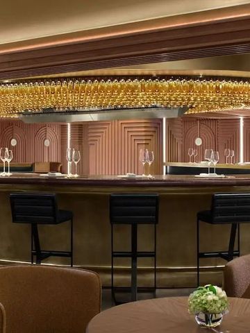 Stilvolle Bar mit eleganter Dekoration und Sitzgelegenheiten