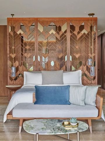 Luxuriöses Schlafzimmer mit Holzelementen und modernen Designelementen