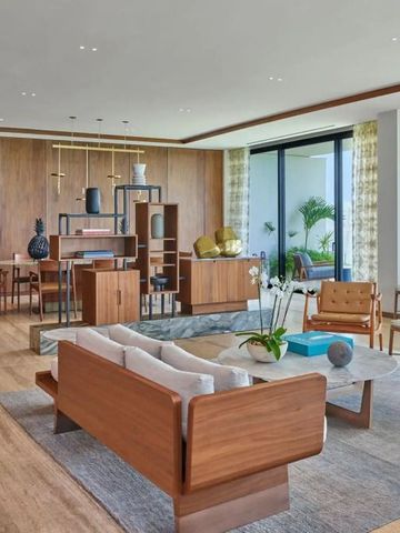 Stilvolle Lounge mit modernen Holzmöbeln und zeitgenössischem Dekor