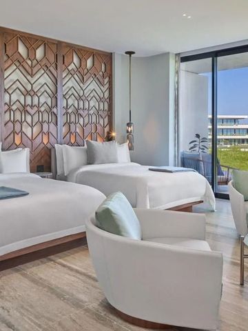 Zimmer mit zwei Doppelbetten und Ausblick auf das Resort