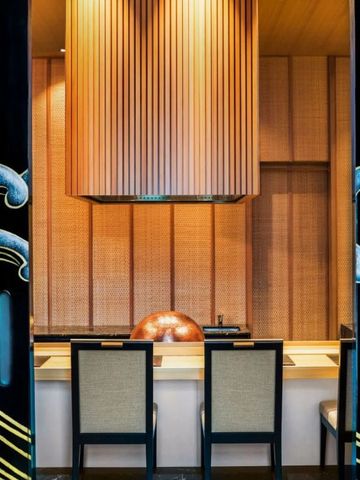 Japanisches Restaurantdesign mit künstlerischen Wandelementen und eleganter Einrichtung
