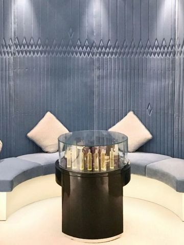 Eleganter Lounge-Bereich mit blauen Sitzmöbeln und stilvoller Dekoration.