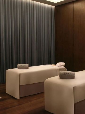 Ruhiger Spa-Raum mit zwei Massageliegen, sanfter Beleuchtung und luxuriösem Ambiente.