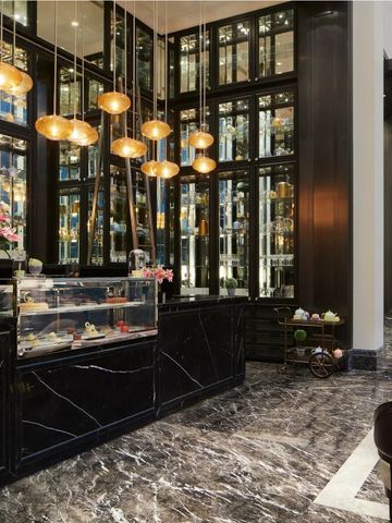 Eleganter Lobbybereich mit Marmorboden und prunkvoller Beleuchtung