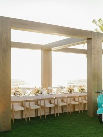 Open-Air-Dinnerbereich mit Meerblick und eleganter Dekoration