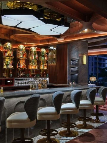 Luxuriöse Bar mit stimmungsvoller Beleuchtung und eleganten Sitzmöglichkeiten