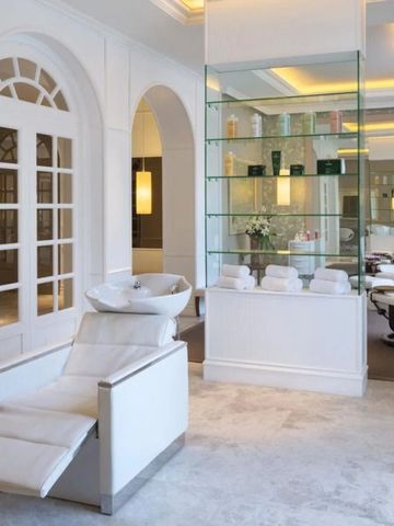 Luxuriöser Friseursalon mit weißen Möbeln und eleganter Einrichtung im Spa