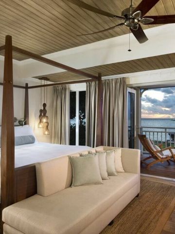 Luxuriöses Schlafzimmer mit Himmelbett und Meerblick im St. Regis Le Morne Resort