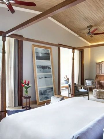 Geräumige Suite mit Balkon und stilvoller Einrichtung im St. Regis Le Morne Resort