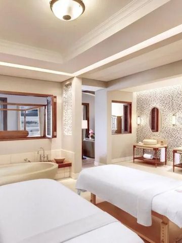 Spa-Behandlungsraum mit zwei Massagetischen und entspannendem Ambiente