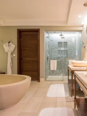 Elegantes Badezimmer mit freistehender Badewanne und Dusche