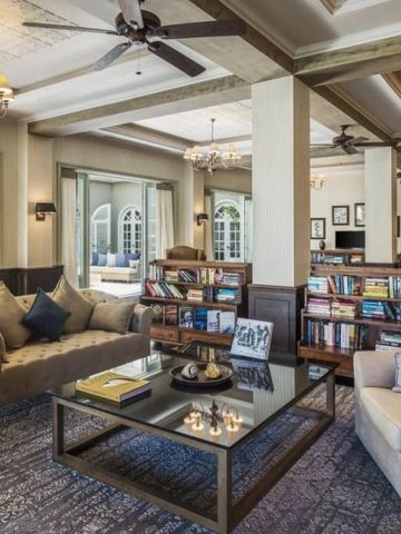 Elegante Bibliothek mit Polstermöbeln und Bücherregalen