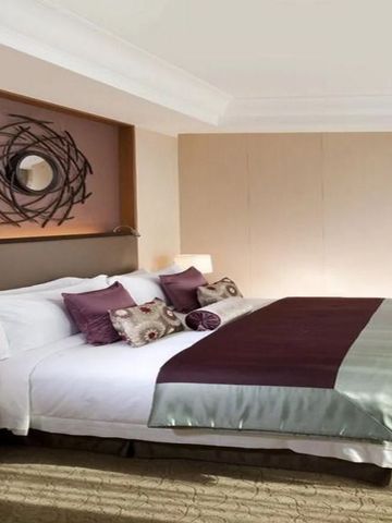 Luxuriöses Schlafzimmer mit eleganter Einrichtung im The St. Regis Osaka