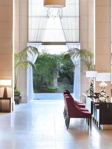 Helle Lobby im St. Regis Osaka mit Blick auf den Garten