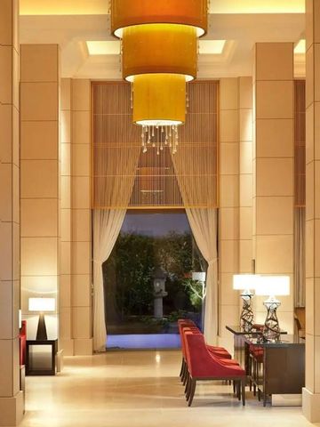 Luxuriöse Lobby des St. Regis Osaka bei Nacht