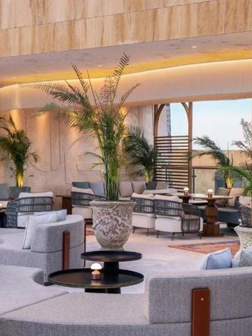 Luxuriöse Outdoor-Lounge mit stilvollen Möbeln und Pflanzen
