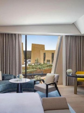 Modernes Hotelzimmer mit stilvoller Einrichtung und großer Fensterfront