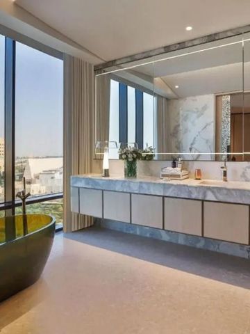 Geräumiges Badezimmer mit freistehender Badewanne und Panoramafenster