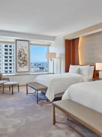 Doppelzimmer mit zwei großen Betten und Stadtaussicht