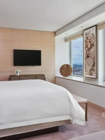 Hotelzimmer mit Panoramablick und moderner Einrichtung